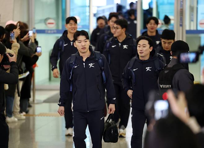 <yonhap photo-2248="">(영종도=연합뉴스) 윤동진 기자 = 박해민(왼쪽), 신민재를 비롯한 한국 야구대표팀 선수들이 9일 인천국제공항 1터미널에서 월드베이스볼클래식(WBC) 1차 캠프지인 사이판으로 출국하고 있다. 2026.1.9 mon@yna.co.kr/2026-01-09 09:08:42/ <저작권자 ⓒ 1980~2026 ㈜연합뉴스. 무단 전재 재배포 금지, AI 학습 및 활용 금지></yonhap>