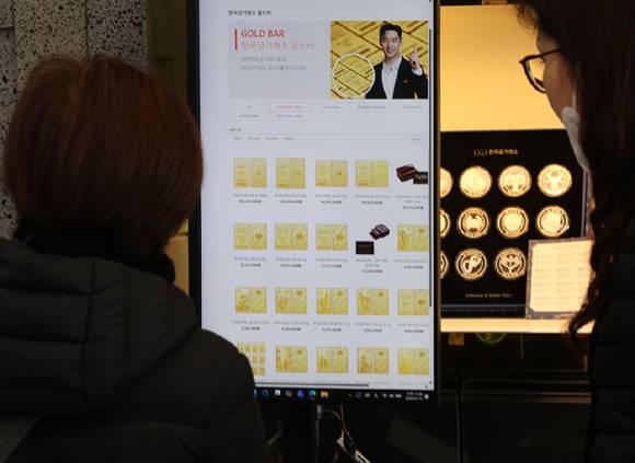 지난 13일 서울 종로구 한국금거래소에 한 고객이 모니터에 표시된 금 상품을 살펴보고 있다. [사진=연합뉴스]