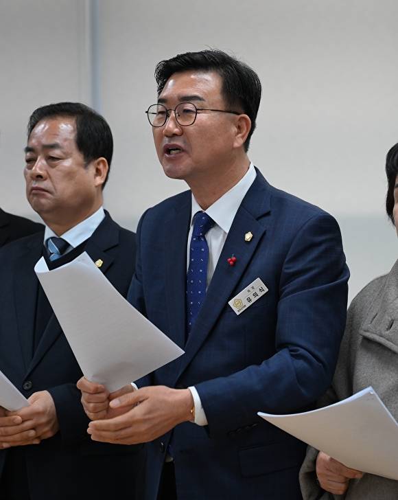 기자회견을 갖고 있는 유의식 의장  [사진=완주군의회 ]
