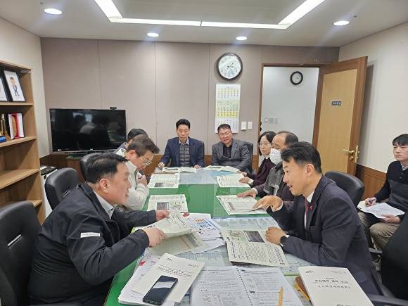이종택 천안시 전략산업국장(오른쪽 앞)이 안호 충남도 산업경제실장(왼쪽 앞)을 만나 미래모빌리티 국가산단 조성 등 지역 경제 활력 제고를 위한 협조 사항을 건의하고 있다 [사진=천안시]