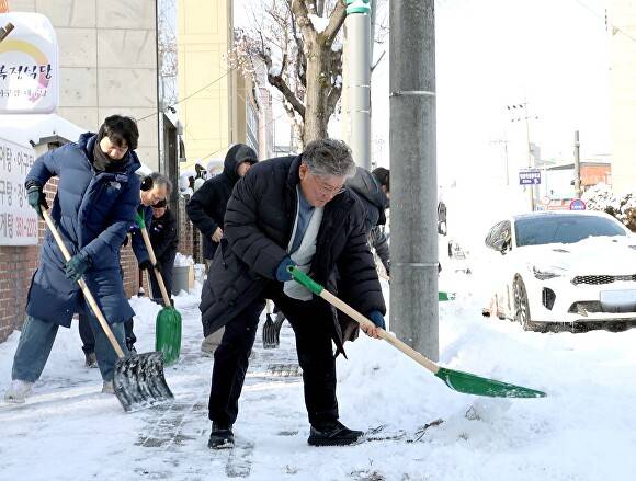 장세일 영광군수(앞1번째)를 비롯한 영광군 관계자들이 제설 작업을 하고 있다. [사진=영광군]