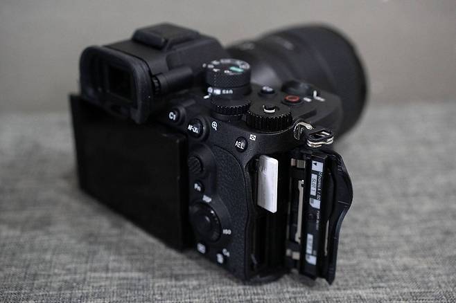 SD 카드와 CF-express A형 카드를 지원한다 / 출처=IT동아