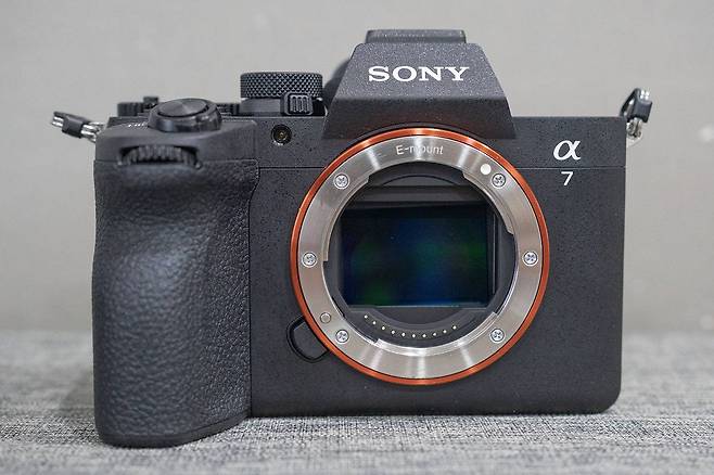 3300만 화소 부분 적층형 센서와 차세대 영상처리장치를 탑재해 성능을 높였다 / 출처=IT동아