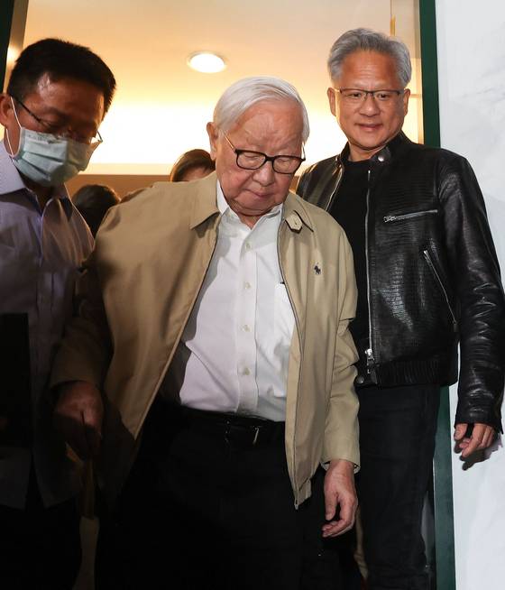 TSMC 창립자 모리스 창(왼쪽)과 엔비디아 CEO 젠슨 황. [AFP=연합뉴스]