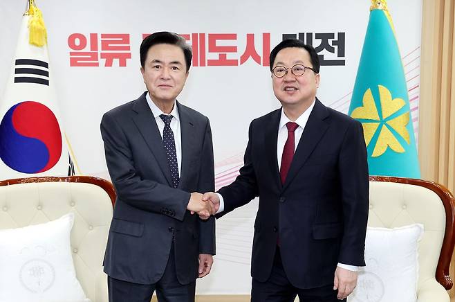 이장우 대전시장과 김태흠 충남도지사가 21일 대전시청에서 대전·충남 행정통합 문제를 논의하기위해 만나 악수하고 있다.김성태 객원기자