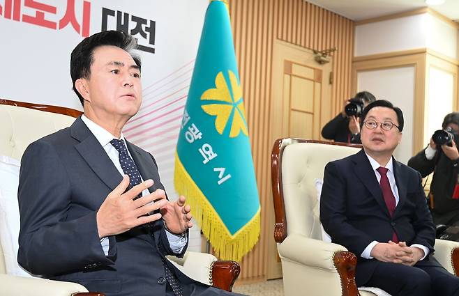 이장우 대전시장과 김태흠 충남지사가 21일 오전 대전시청에서 만나 대전·충남 행정통합 문제를 논의하고 있다. 김성태 객원기자