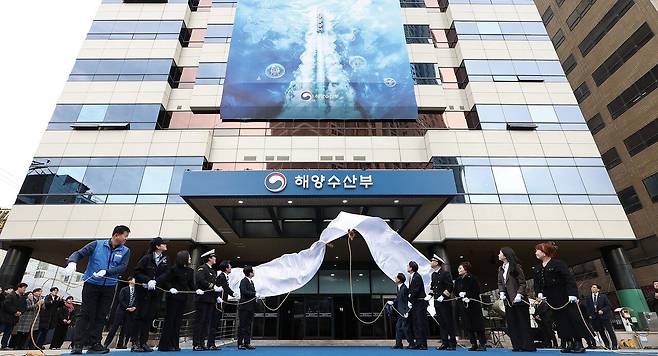 2025년 12월 부산으로 이전한 해수부 현판식이 열렸다. 이재명 대통령을 비롯해 김민석 국무총리 그리고 박형준 부산시장이 참석했다. [연합뉴스]
