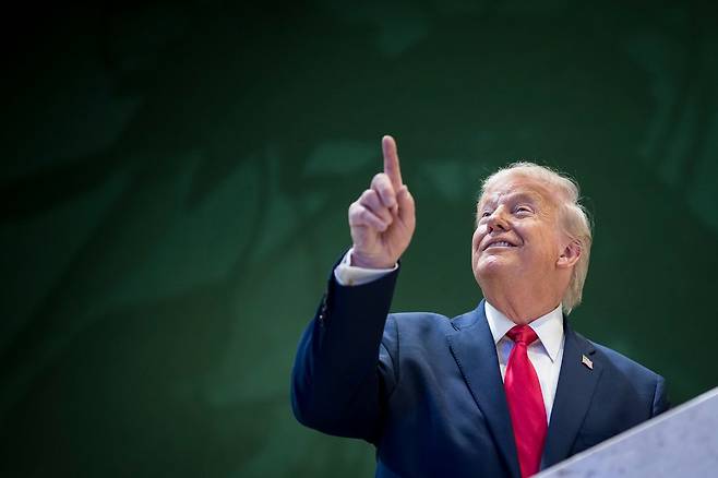 도널드 트럼프 미국 대통령이 21일(현지시간) 스위스 다보스에서 열린 세계경제포럼(WEF) 제56차 연차총회에서 특별 연설을 마친 후 복도에서 제스처를 취하고 있다. EPA=연합뉴스