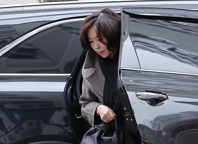 김경 서울시의원이 지난 18일 오전 서울 마포구 서울경찰청 광역수사단 공공범죄수사대에서 피의자 신분으로 경찰 조사를 받기 위해 출석하고 있다. 뉴스1