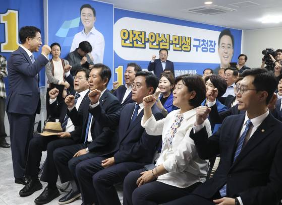 더불어민주당 진교훈 당시 강서구청장 보궐선거 후보와 최고위원, 의원들이 2023년 10월 11일 오후 서울 강서구 양천향교역 부근에 마련된 개표상황실에서 개표방송을 시청하며 구호를 외치고 있다. 사진공동취재단