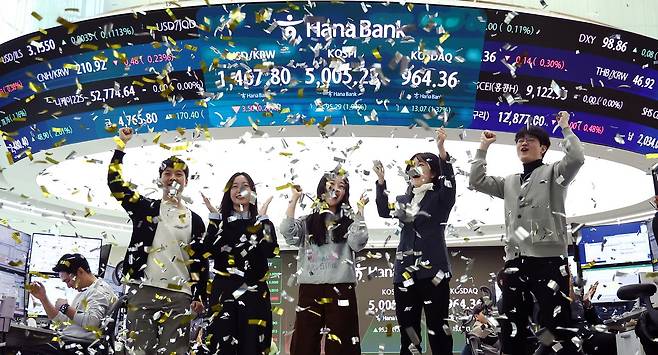 22일 오전 서울 중구 하나은행 본점 딜링룸. 코스피가 장중 5000포인트를 넘으며 개장하자 직원들이 환호하고 있다. 뉴스1