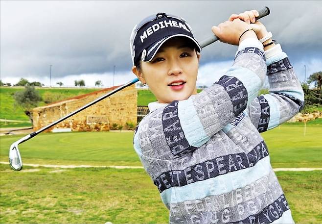 박현경이 20일(현지시간) 포르투갈 포르티망 모르가도CC에서 한국경제신문과 인터뷰에 앞서 아이언샷을 보여주고 있다. /포르티망=서재원 기자