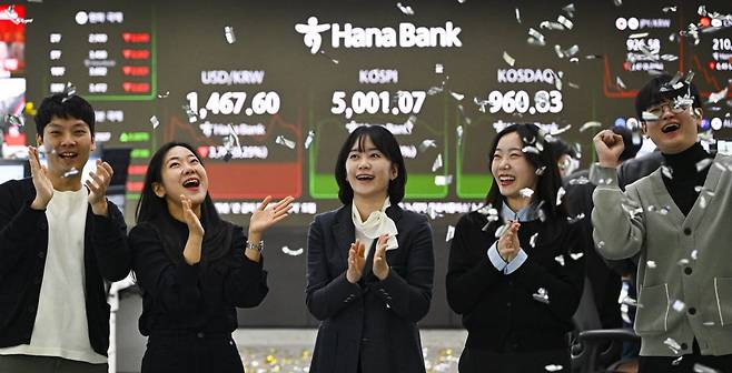 코스피가 장 초반 5000을 돌파한 22일 서울 중구 하나은행 본점 딜링룸에서 딜러들이 코스피 5000시대 개막을 축하하며 퍼포먼스를 하고 있다. /사진=문경덕 기자