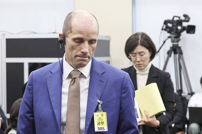 해롤드 로저스 쿠팡 임시대표가 지닌해 12월 31일 서울 여의도 국회 과학기술정보방송통신위원회에서 열린 쿠팡 침해사고 및 개인정보 유출, 불공정 거래, 노동환경 실태 파악과 재발 방지 대책 마련을 위한 청문회에서 의원 질의에 답하고 자리로 이동하고 있다. 사진=임형택 기자