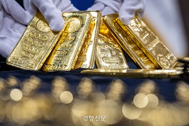 지난해 3월5일 오전 인천 중구 인천공항세관 수출입통관청사에서 직원들이 금 밀수품을 공개하고 있다. 이준헌 기자