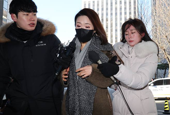 더불어민주당 소속이었던 김병기 의원의 정치헌금 의혹에 연루된 이지희 동작구의회 부의장이 지난 21일 서울 마포구 서울경찰청 공공범죄수사대에 정치자금법 위반 혐의로 조사를 받기 위해 출석하고 있다. 연합뉴스