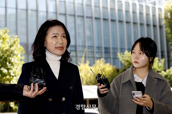 이진숙 전 방송통신위원회 위원장이 지난해 10월27일 공직선거법·국가공무원법 위반 혐의 관련 조사를 받기 위해 서울 영등포경찰서로 출석하며 취재진에게 입장을 밝히고 있다. 문재원 기자