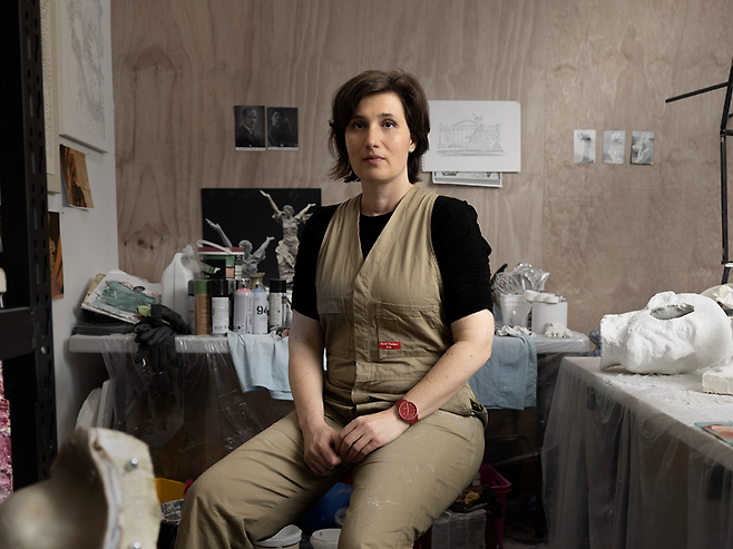 본다이 비치 테러 희생자를 애도하기 위해 시민들이 추모 공간에 놓은 약3t의 꽃을 활용해 예술 작품을 제작 중인 예술가 니나 사나제. 사진 니나 사나제 홈페이지