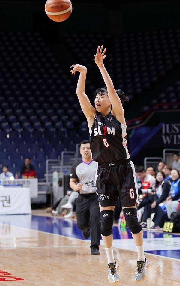 부산 BNK 이소희가 지난 21일 부산사직실내체육관에서 열린 아산 우리은행과의 경기에서 3점슛을 넣고있다. WKBL 제공