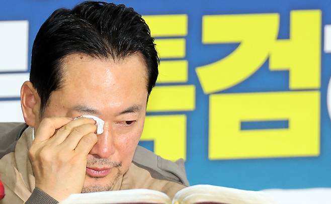 Jang Dong-hyeok, leader of the People Power Party, wipes away tears at his hunger strike site in the National Assembly Rotunda Hall in Yeouido, Seoul, on Jan. 21, after receiving encouragement from party members. [YONHAP]