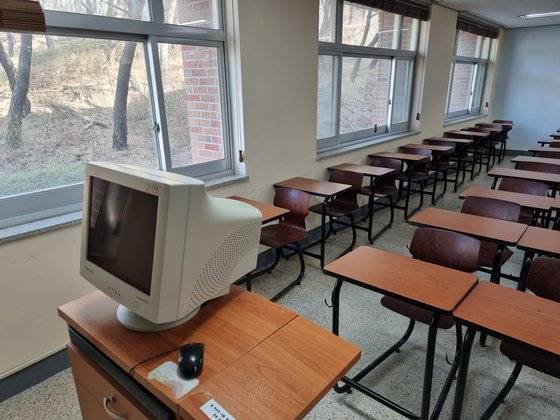An old computer sits in a classroom at a financially struggling private university. [JOONGANG ILBO]