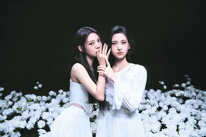 Lee Song-hyun, right and Na Yeong-joo of the new ″K-crossover pop″ duo dodree [INNIT ENTERTAINMENT]