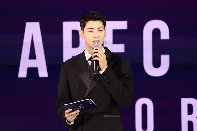 Actor and singer Cha Eun-woo emcees the APEC summit gala dinner at the Lahan Select hotel in Gyeongju, North Gyeongsang, on Oct. 31, 2025. [YONHAP]