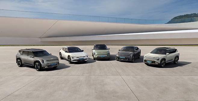 Shown from left are the Kia EV9, EV6, EV3, EV4 and EV5. The company will expand benefits across the entire ownership cycle — from purchase and use to replacement — for both existing electric vehicle owners and customers considering switching to EVs, Kia said on Jan. 22, 2026. [HYUNDAI MOTOR GROUP]