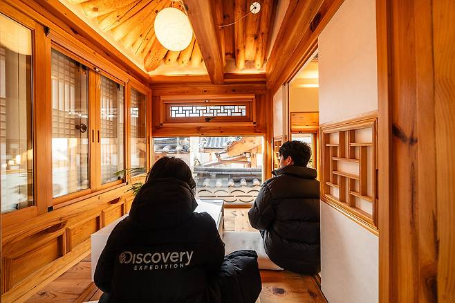 Citizens attend an open-house event for Mirinae Jip public hanok units. [SEOUL METROPOLITAN CITY]