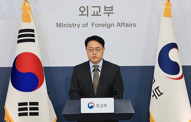 Lee Moon-bae, deputy spokesperson at the Ministry of Foreign Affiars, speaks during a briefing at Government Complex Seoul in central Seoul on Jan. 22. [NEWS1]
