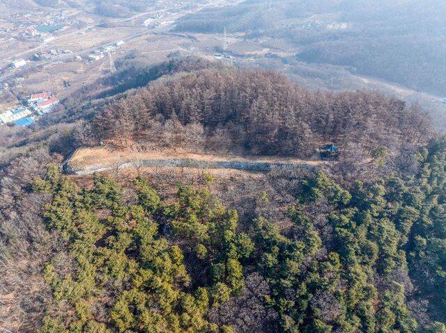 수정산은 해발 393m의 낮은 산이지만 1200여년 전 역사의 숨결을 느낄 수 있는 산성을 품고, 시원하고 장쾌한 전경을 안겨준다.