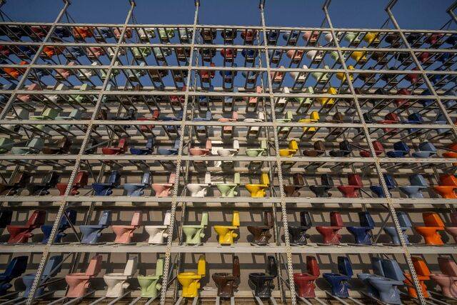 ‘바스엑스포’에 줄지어 달린 형형색색 변기.