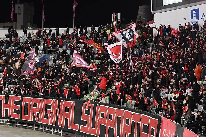 지난해 K리그1로 승격한 부천FC1995 응원단 헤르메스가 열띤 응원을 펼치고 있다. 부천시 제공