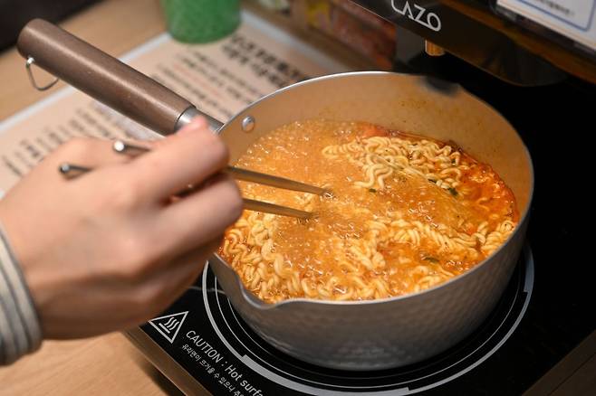 우리가 함께라면 이용객이 21일 서울 은평구에서 라면을 끓이고 있다. 신석현 포토그래퍼