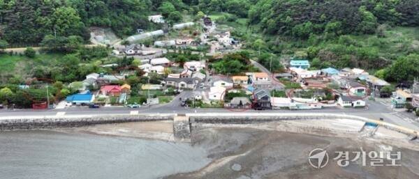 인천 옹진군 덕적도 북리 곳곳에 사람이 살지 않는 빈집과 빈 상가들이 방치 중이다. 경기일보DB