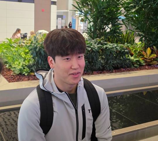 출국 전 인터뷰하는 LG 구본혁. 사진[연합뉴스]