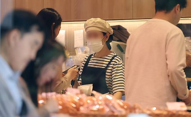 서을 시내의 한 베이커리에서 아르바이트생이 계산하는 모습.[뉴스1]