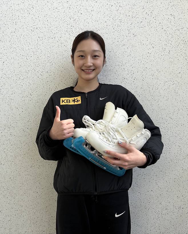 밀라노·코르티나담페초 동계올림픽에 출전하는 여자 피겨 간판선수 신지아가 부츠를 들고 포즈를 취하고 있다.  올댓스포츠