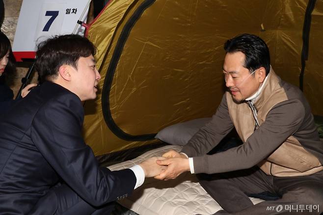 [서울=뉴시스] 고승민 기자 = 장동혁 국민의힘 대표가 21일 오전 서울 여의도 국회 로텐더홀에서 '민주당의 공천 뇌물·통일교 게이트 특검 수용'을 촉구하며 단식농성 중 이준석 개혁신당 대표와 대화를 하며 손을 잡고 있다. (공동취재) 2026.01.21. photo@newsis.com /사진=