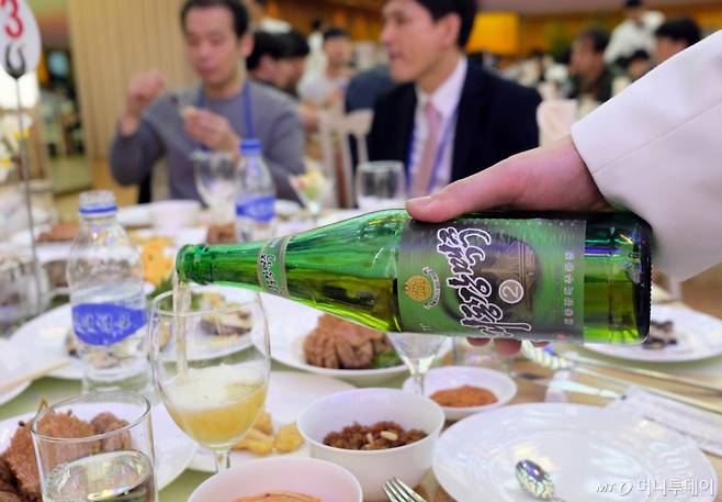 남측예술단이 도착해 처음 맞은 고려호텔의 식사.평양의대표적 맥주인 대동강 맥주.라거맥주로 칭따오와 맛이 비슷했다.깜끔하고 깊은 맛.2018.3.31 평양공연 사진공동취재단