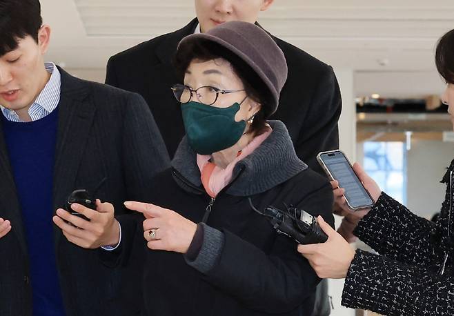 윤석열 전 대통령의 부인 김건희 여사의 모친 최은순씨가 지난해 11월 11일 오전 서울 종로구 KT광화문빌딩 웨스트에 마련된 김건희특검 사무실에 피의자 신분으로 출석하고 있다. /사진=뉴스1