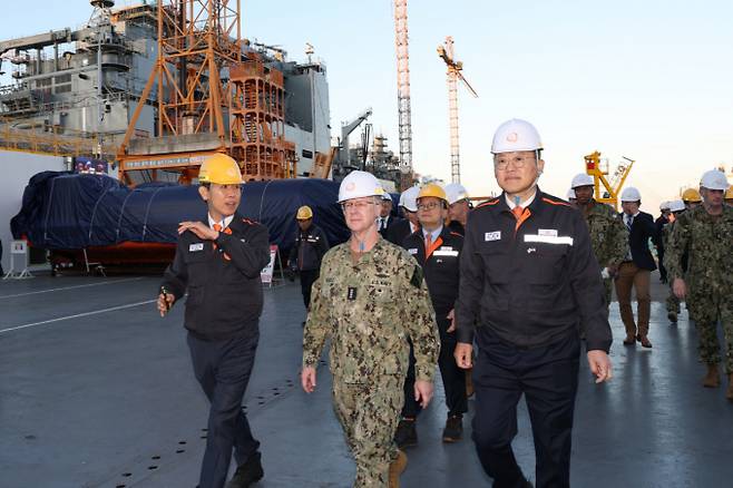 반도체가 주도주였다면 방산주가 힘을 보탰다. 사진은 2025년 11월16일 한화오션 거제사업장을 방문한 대릴 커들 미국 해군참모총장./사진=뉴스1
