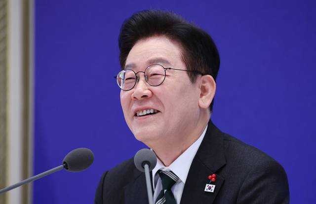 이재명 대통령이 21일 청와대 영빈관에서 열린 신년기자회견에서 발언하고 있다. 연합뉴스