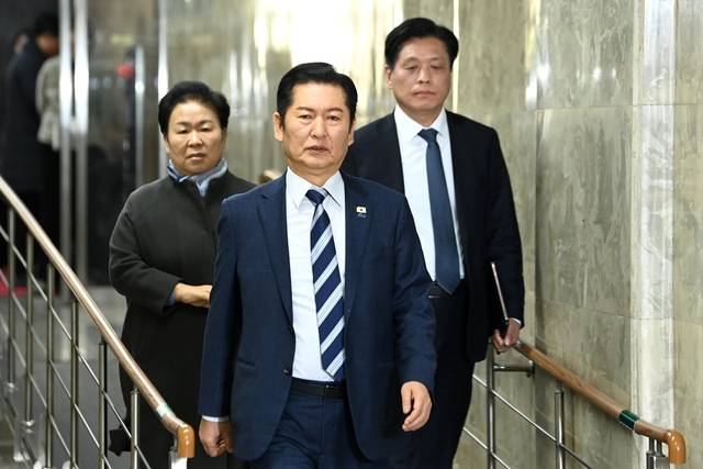 비공개 정책 의총  : 정청래(가운데) 더불어민주당 대표가 22일 오전 국회에서 열린 비공개 정책 의원총회에 참석하기 위해 이동하고 있다.  문호남 기자