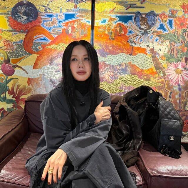 엄정화가 도쿄 여행 근황을 전하며 변함없는 미모를 뽐냈다. / 엄정화 인스타그램