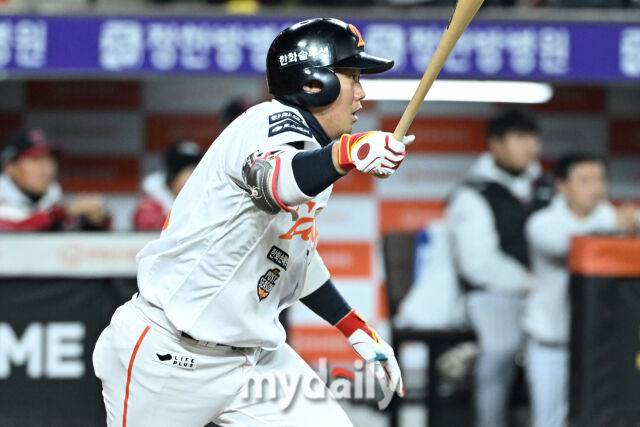 30일 대전 한화생명 볼파크 야구장에서 열린 '2025 신한 SOL 뱅크 KBO 한국시리즈 4차전' LG 트윈스와 한화 이글스 경기. 한화 하주석이 2회말 2사에 안타를 치고 있다./마이데일리