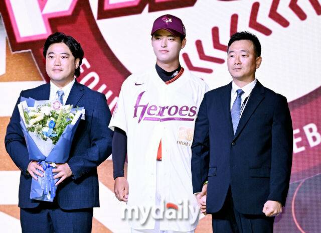 천안북일고 박준현(가운데)이 17일 오후 서울 잠실 롯데호텔에서 진행된 '2026 KBO 신인 드래프트'에서 1라운드 1순위로 키움에 지명된 뒤 포즈를 취하고 있다. 이번 드래프트는 전면 드래프트 방식으로 총 11라운드에 걸쳐 진행되며, 총 1,261명의 대상자 중 최대 110명이 KBO 10개 구단의 새 식구로 합류하게 된다. 지명 순서는 2024시즌 최종 순위 역순에 따라 키움 히어로즈를 시작으로 NC 다이노스, 한화 이글스, 롯데 자이언츠, SSG 랜더스, KT 위즈, 두산 베어스, LG 트윈스, 삼성 라이온즈, KIA 타이거즈 순으로 진행된다./마이데일리
