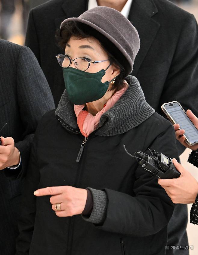 양평 공흥지구 개발 특혜 의혹을 받는 김건희 여사의 모친 최은순 씨가 11일 오전 서울 종로구 KT광화문빌딩 내 민중기특검 사무실에 피의자 신분으로 조사받기 위해 출석하고 있다. [사진=임세준 기자/jun@]