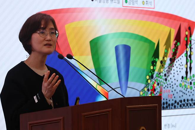 이정은 서울대 교수가 19일 정부세종청사 과학기술정보통신부에서 별이 생성될 때 규산염이 결정화되는 과정을 제임스 웹 우주망원경으로 관측하여 입증한 연구결과를 설명하고 있다.  [연합]