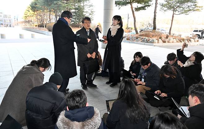 김태훈 정교유착 비리 합동수사본부장(서울남부지검장)이 지난 8일 오전 사무실이 마련된 서울 서초구 서울고검으로 출근하면서 기자들 질문에 답변하는 모습. 임세준 기자